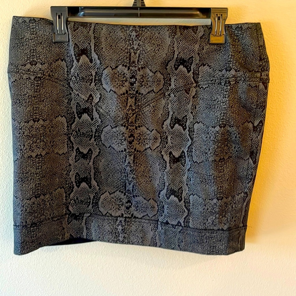 William Rast - black-snake skin print- size L.